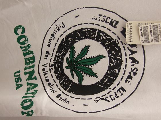 T-Shirt mit Cannabis-Zeichen und Volkspolizei Berlin Aufschrift