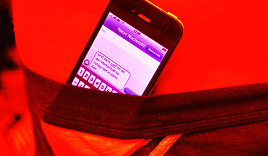 Iphone mit SMS im Unterhosenbund