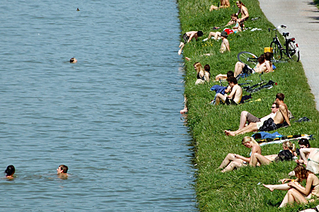 Leute am Schwimmen am Kanal in Münster